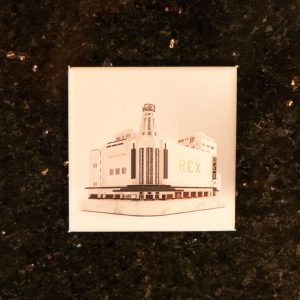 Petit magnet souvenir, à l'effigie du cinéma Le Grand Rex