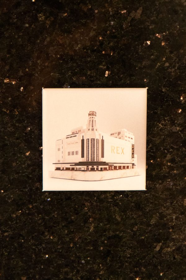 Petit magnet souvenir, à l'effigie du cinéma Le Grand Rex