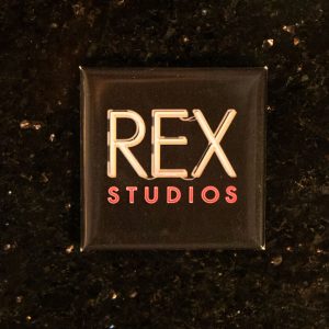 Petit magnet souvenir, "Rex Studios", fond noir écriture or et rouge