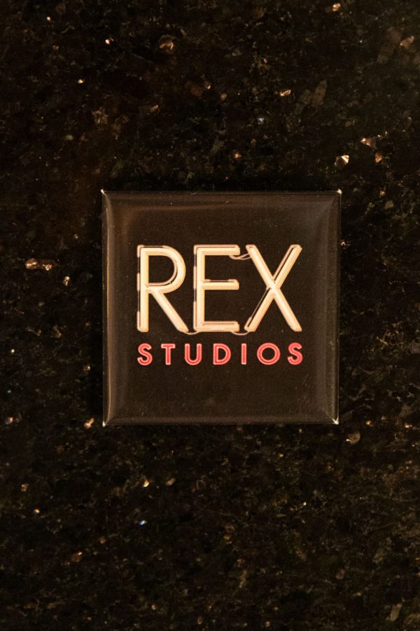 Petit magnet souvenir, "Rex Studios", fond noir écriture or et rouge