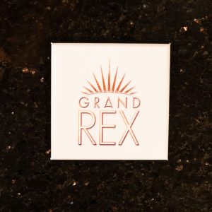 Petit magnet "Grand Rex" , fond blanc, écriture rouge. Souvenir du cinéma parisien