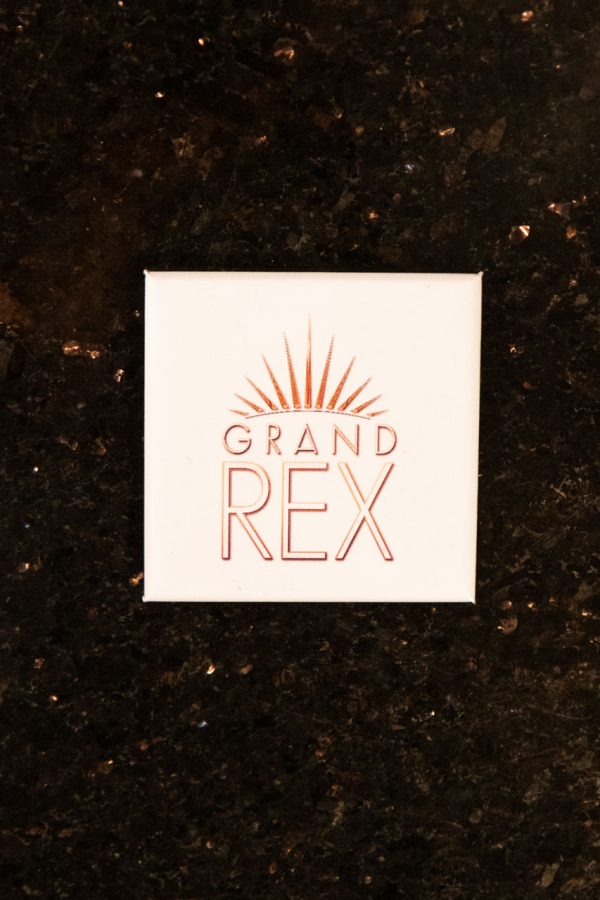 Petit magnet "Grand Rex" , fond blanc, écriture rouge. Souvenir du cinéma parisien