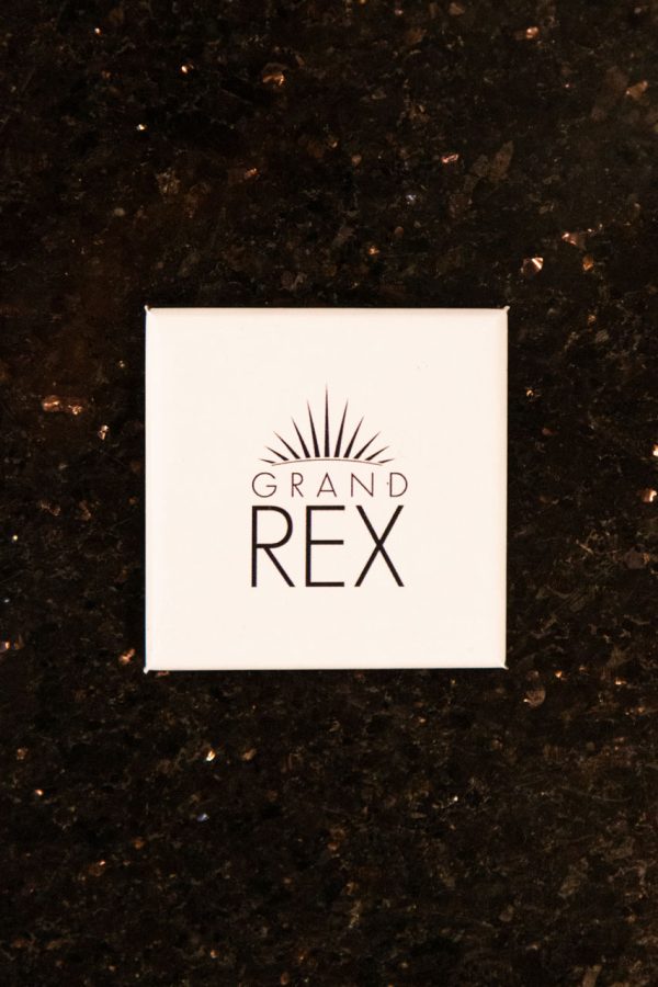 Petit magnet souvenir du cinéma "Grand Rex", fond blanc écriture noire