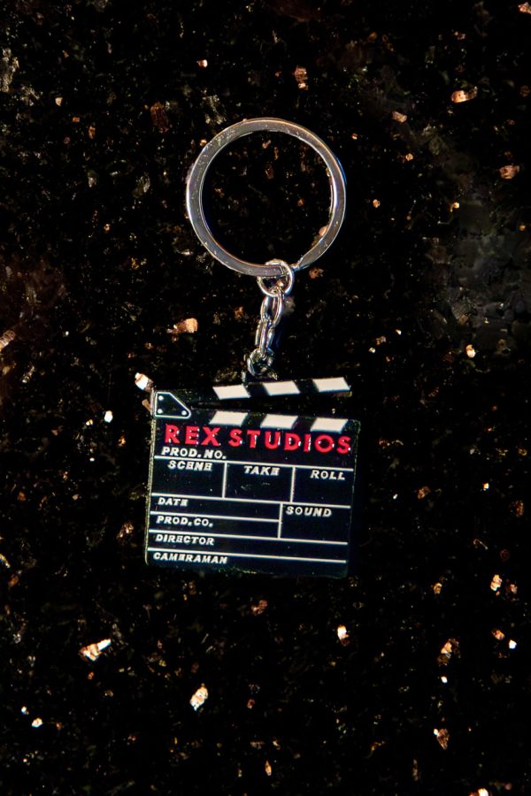 Porte clé "Rex Studios" en forme de Clap de cinéma, disponible dans la boutique du Grand Rex Paris