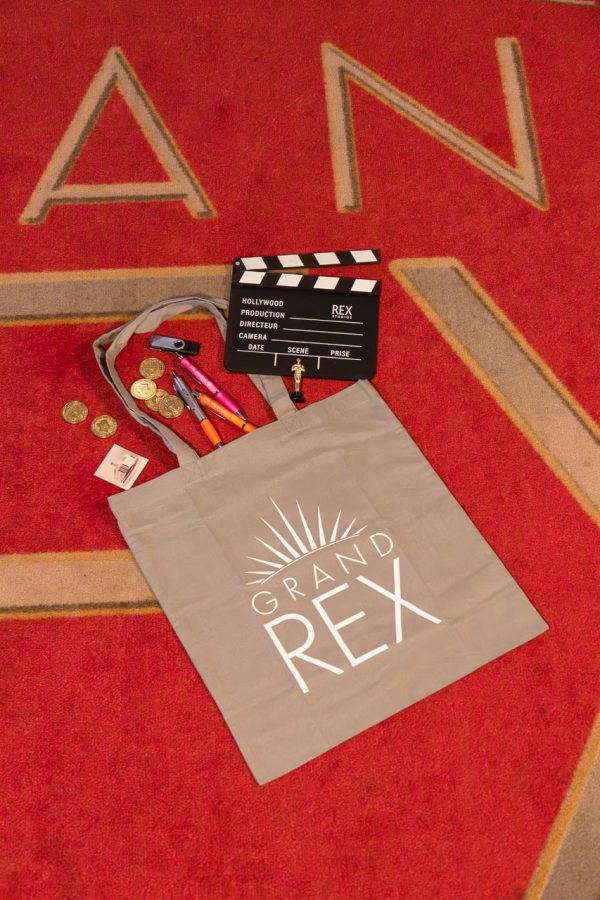 Tote bag "Grand Rex" de couleur grise, disponible dans la boutique du cinéma parisien